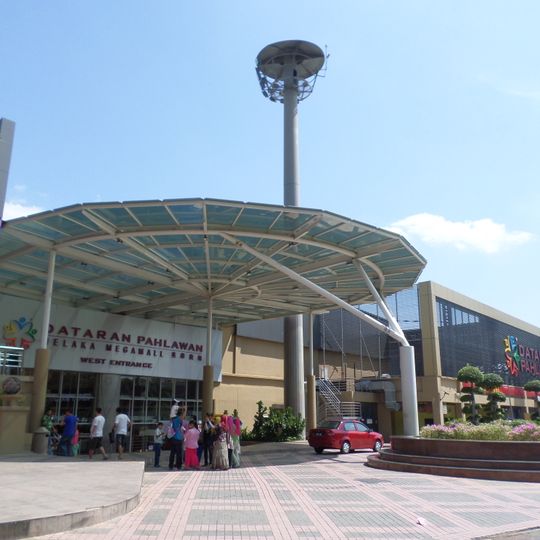 Dataran Pahlawan Melaka Megamall