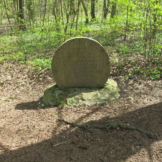 Kamenná stéla s nápisem na cestě ze Svatého Jana pod Skalou do Berouna