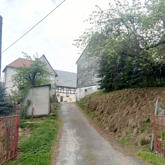 Wohnstallhaus, Auszugshaus und Scheune eines Dreiseithofes Alte Hauptstraße 43; 45