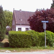 Hoeve. Woonhuis en schuur onder een pannen dak. Woonhuis heeft een puntgevel met vlechtingen