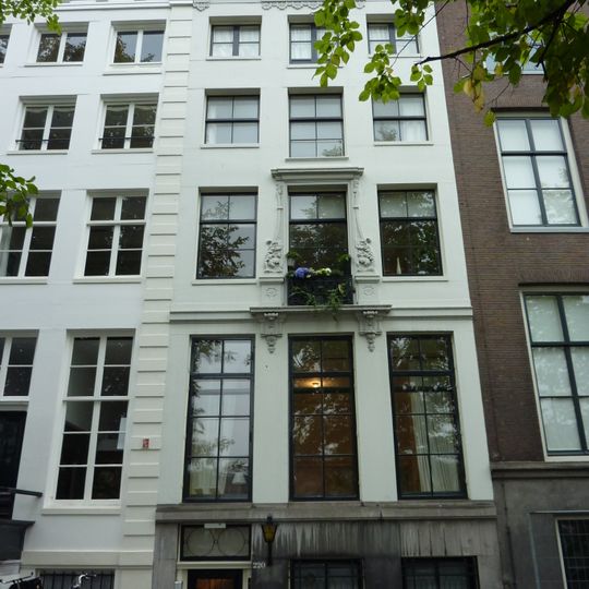 Pand met zandstenen gevel onder rijk gebeeldhouwde in het midden verhoogde lijst met consoles enz