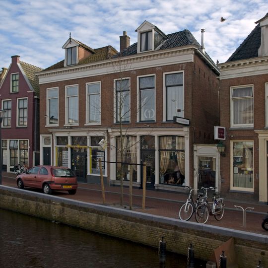 Pand met kroonlijst met blokjes onder hoge dwarskap