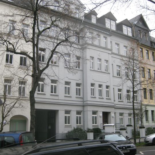 Mietshaus in geschlossener Bebauung mit Vorgarten und Einfriedung Humboldtstraße 13