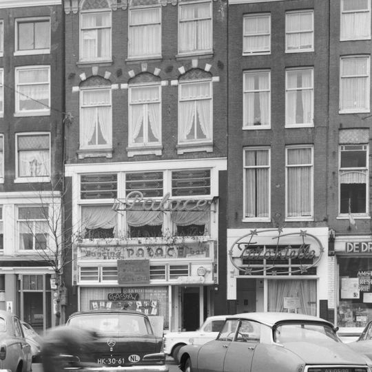 Pand met gevel onder rechte lijst