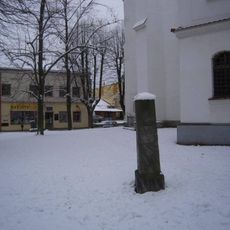 Milník na severní straně kostela  Nanebevzetí Panny Marie v Bruntálu