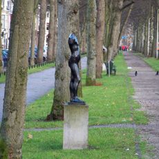 Staande meisjesfiguur