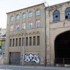 Wohnhaus in geschlossener Bebauung einschließlich rückwärtigem Lagergebäude Rochlitzer Straße 42
