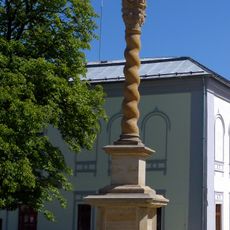 Nepoškvrnená Panna Mária, stĺp s podstavcom-kópia