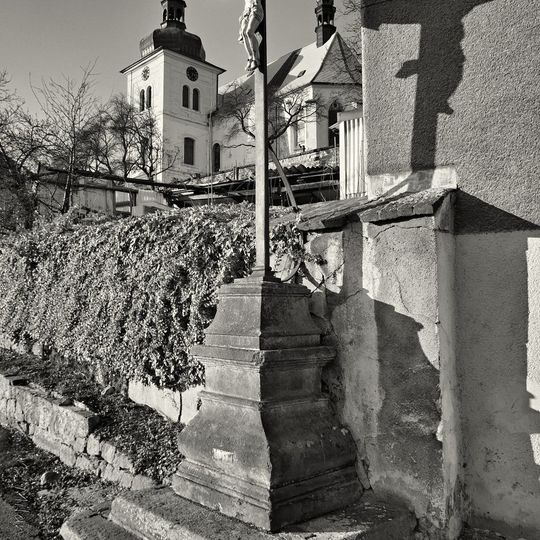 Kříž v Libouchci u rozcestí na Tisou