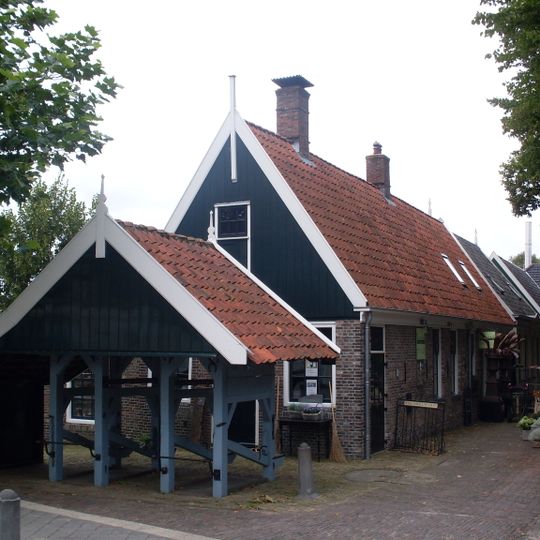 Travalje, d.i. een stellage voor een hoefsmederij, met pannendak