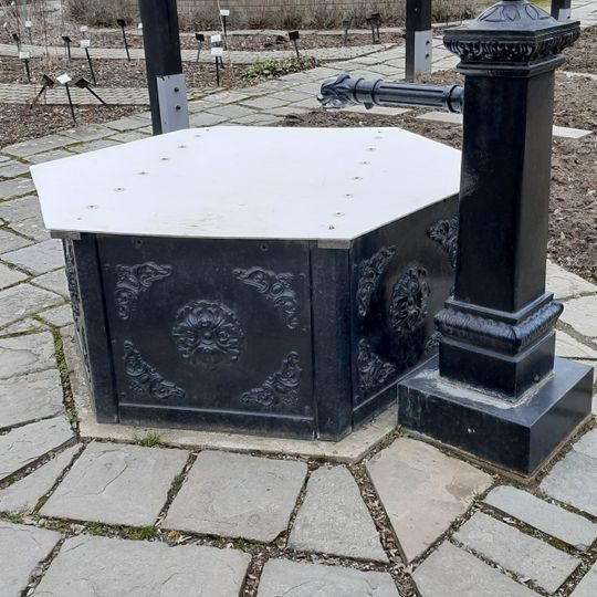 Zahradní kašna v botanické zahradě v Brně