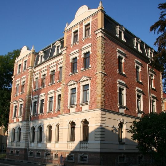 Mietshaus in offener Bebauung mit Einfriedung