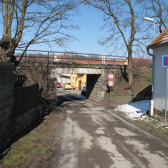 Železniční most přes silnici III/23730 v Pálečku