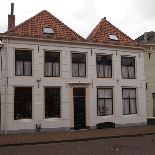 Vijf traveeën breed pand met gepleisterde lijstgevel