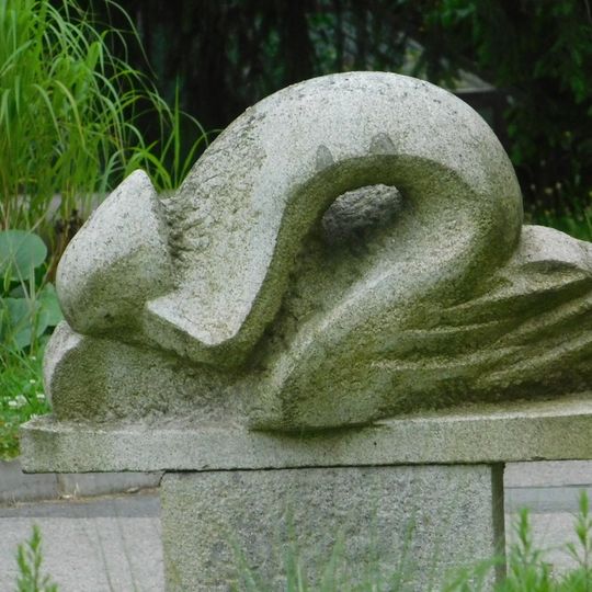 Klečící figura v areálu Akademie ve Světlé nad Sázavou