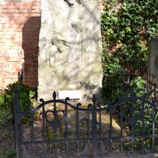 Ev. cintorín Kozia brána, náhrobok s reliéfmi a mrežou ohradnou