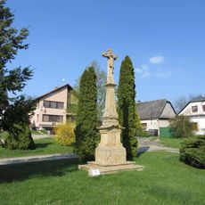 Kříž v Líšnici ve středu obce