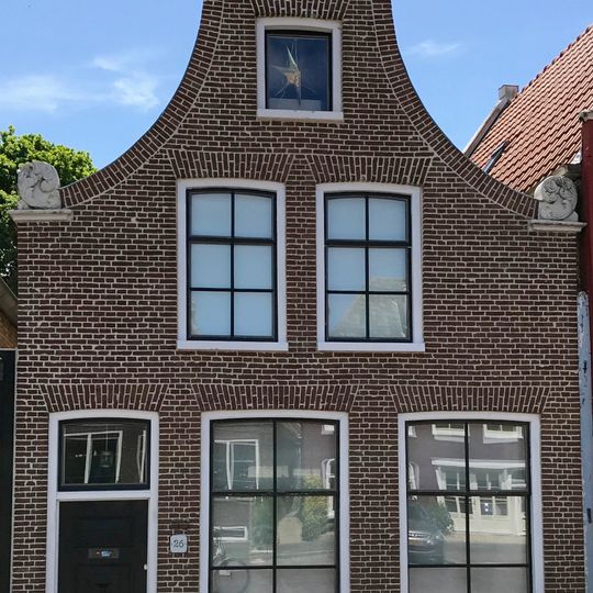 Pandje onder zadeldak tegen klokgevel met aanzetkrullen