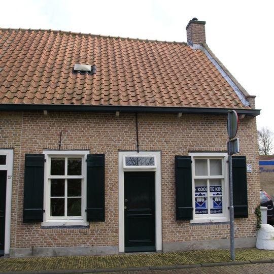 Huis in gele baksteen onder dwars zadeldak