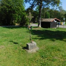 Kříž na místě zbořeného kostela v Louce