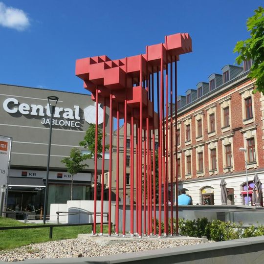 Kovová plastika v ulici Komenského v Jablonci nad Nisou