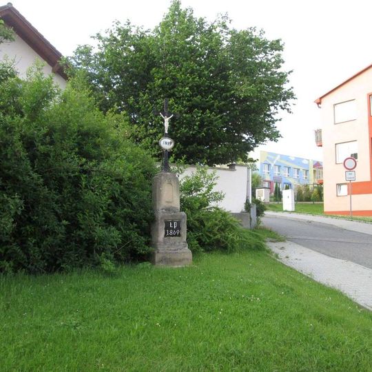 Kříž v Tlučné v ulici Pod školkou
