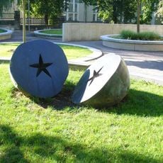 Plastika Jablko před hotelem Poprad v Ústí nad Orlicí