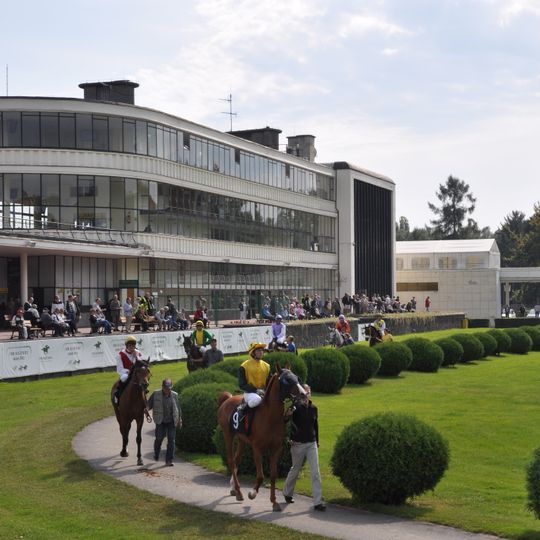 Trybuna I - trybuna członkowska z wieżą sedziowską