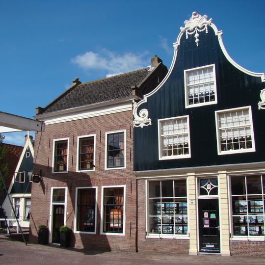 Bakstenen huis met lijstgevel