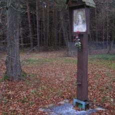 Kaplička u lesa na západním okraji vsi