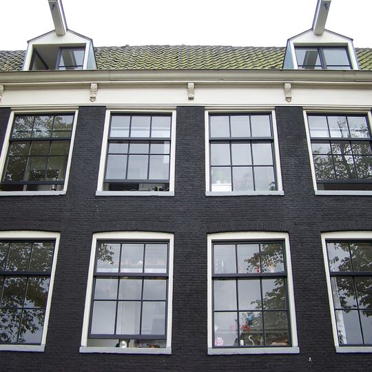 Complex woningen onder twee dwarse daken
