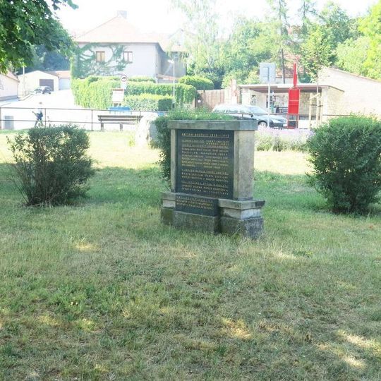 Pomník obětem okupace 1939-45 na Dolním náměstí v Odolena Vodě