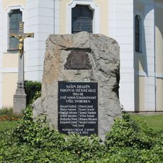 Pomník padlým u kostela sv. Petra a Pavla v Bobrové