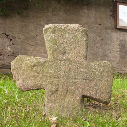 Mord- und Sühnekreuz sowie Eiche vor dem Friedhof Dorfstraße -