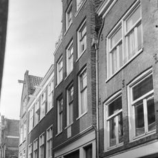 Pand met halsgevel met gevelsteen