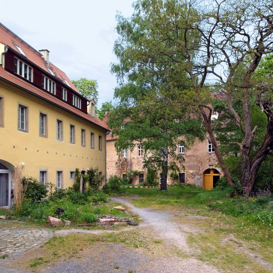Einzeldenkmale der Sachgesamtheit Schloss, Schlosspark und Rittergut Jahnishausen: Schloss , Gebäuden des Wirtschaftshofes, wie unmittelbar an der Jahnatalstraße gelegenem Komplex aus Wohnhaus , Wirtschaftstrakt und An
