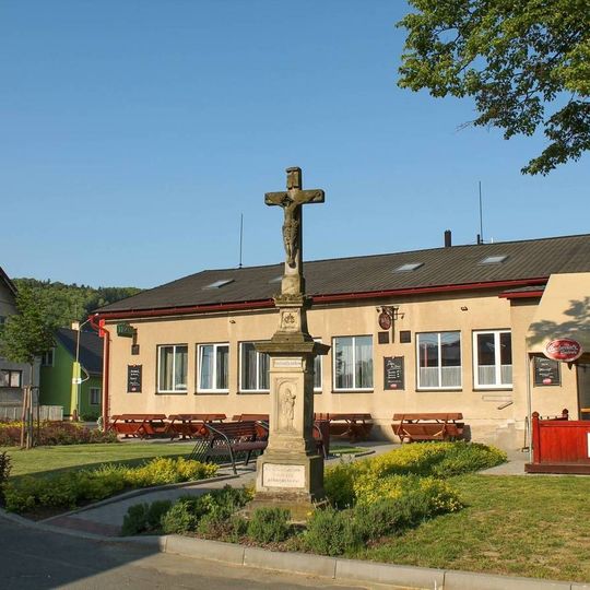 Kříž v Bohutíně naproti hasičárně