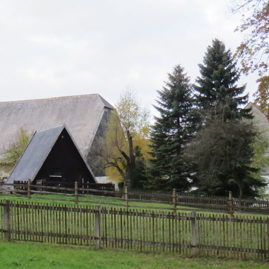 Scheune und zwei Seitengebäude eines Vierseithofes Mittweidaer Straße 155