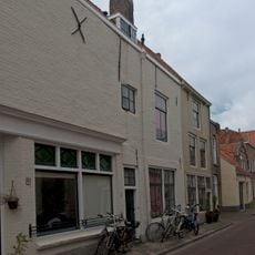 Apart genummerde ingang in zijgevel van hoekpand Wagenaarstraat 9