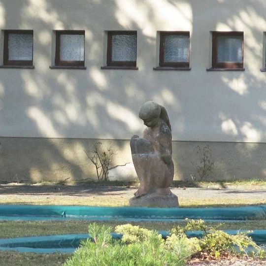 Socha dívky v areálu letního kina ve Slaném