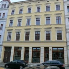 Mietshaus in geschlossener Bebauung, mit Läden Postplatz 10