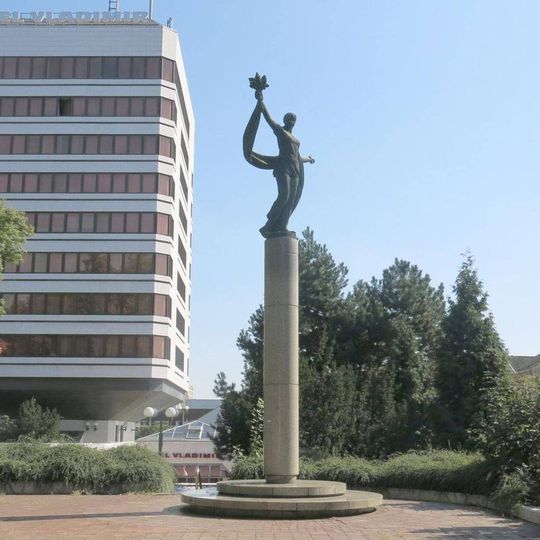 Sloup se sochou Vítání před hotelem Vladimir v Ústí nad Labem