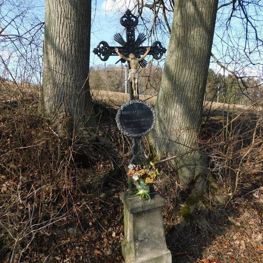 Kříž na cestě mezi Bílým Kamenem a Hlávkovem