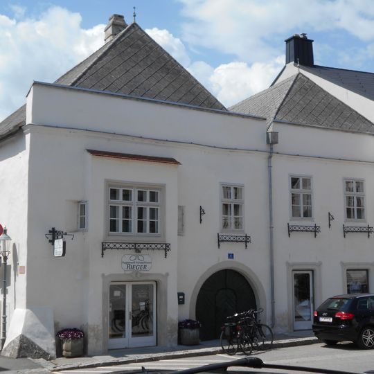 Town house on Rathausplatz Neulengbach