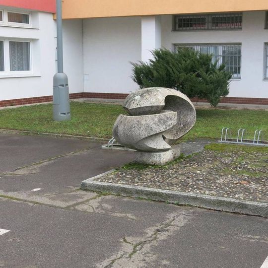 Kamenná plastika u střední školy v ulici Fráni Šrámka v Trnovanech