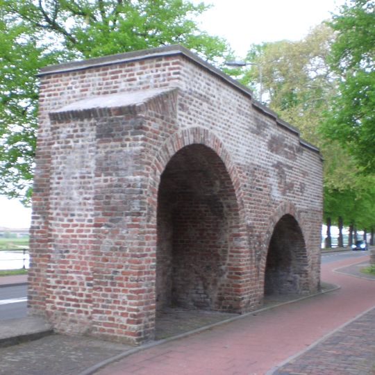 Pand, waarin een deel van de laat-middeleeuwse stadsmuur is bewaard gebleven