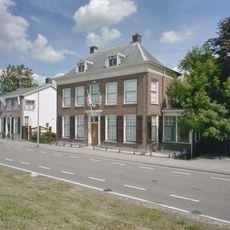 Huis te Kinderdijk. Deftig herenhuis van parterre en verdieping, ter breedte van vijf vensterassen. Dwars schilddak met schoorstenen en dakkapellen