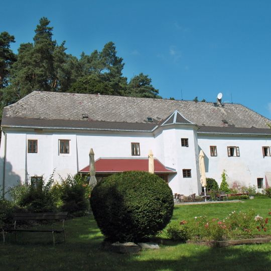 Hamr na Jezeře Castle
