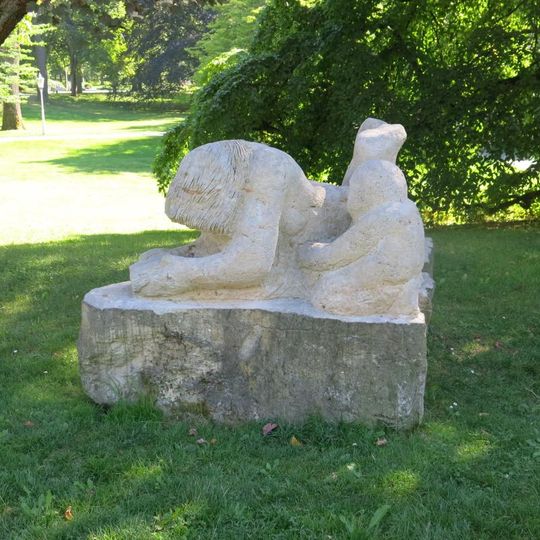 Plastika Reading in the Park na promenádě Bad Homburgu v Mariánských Lázních