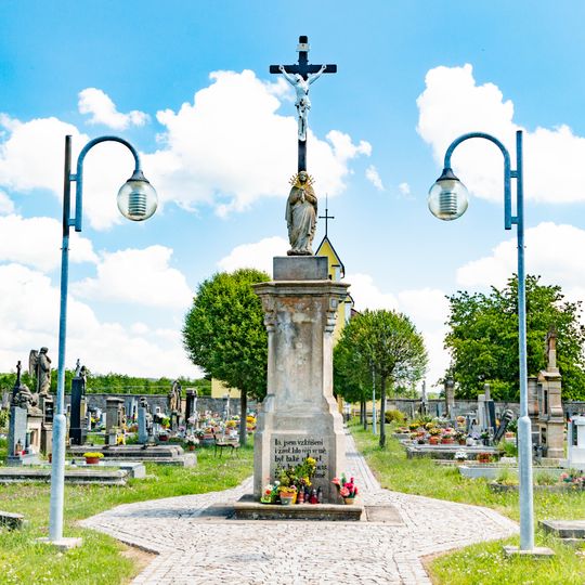 Centrální kříž na hřbitově v Miletíně